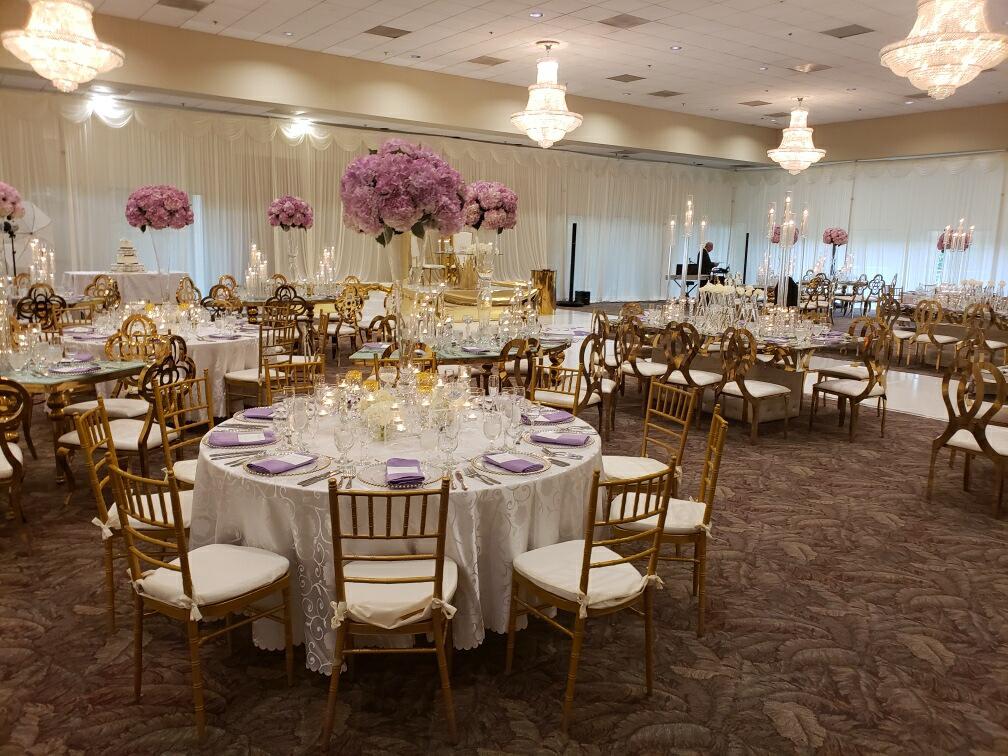 Huge space 400 seated guests, chandeliers, full kitchen party and event space 
